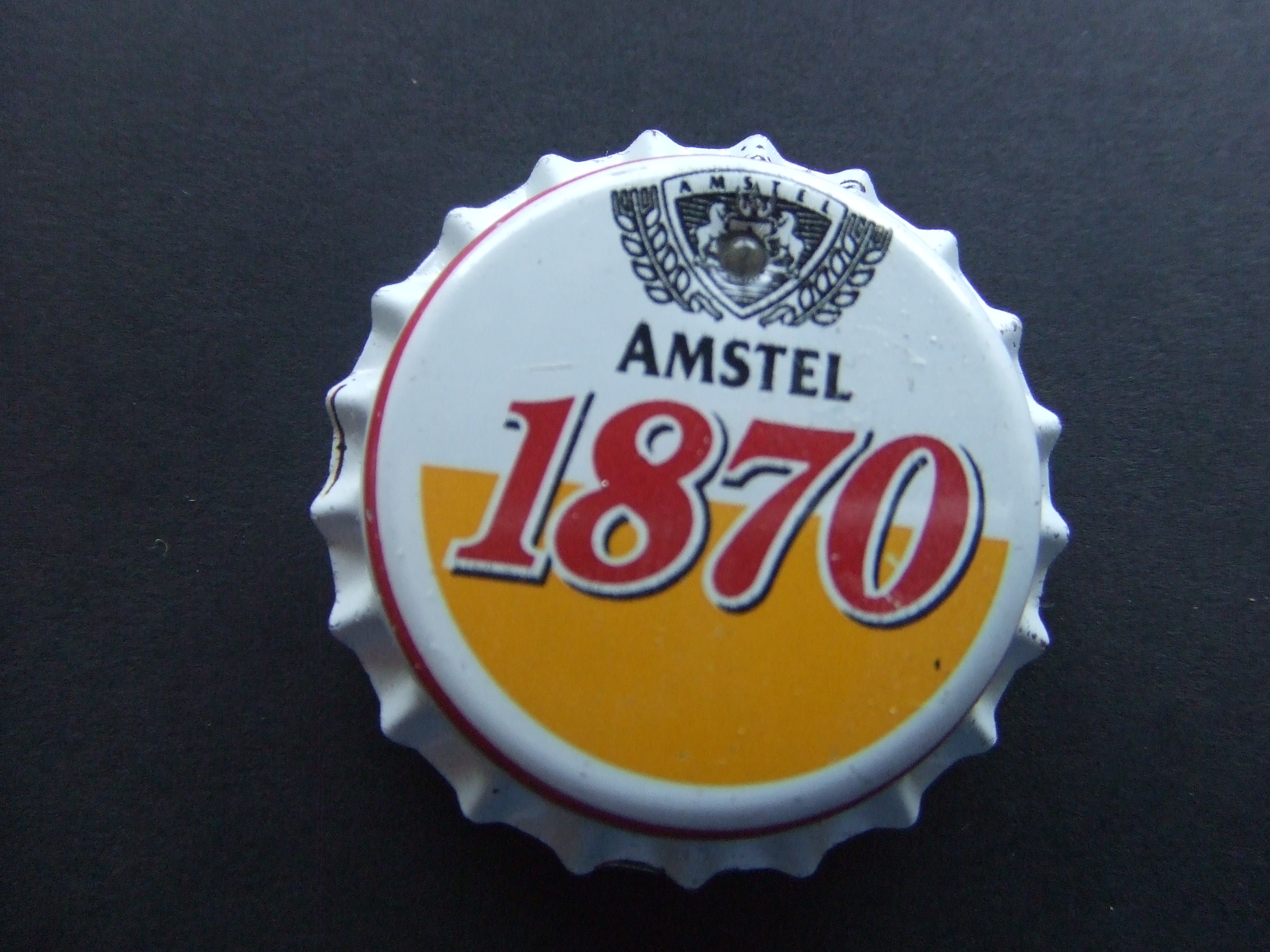 Amstel 1870 bier kroonkurk speldje button